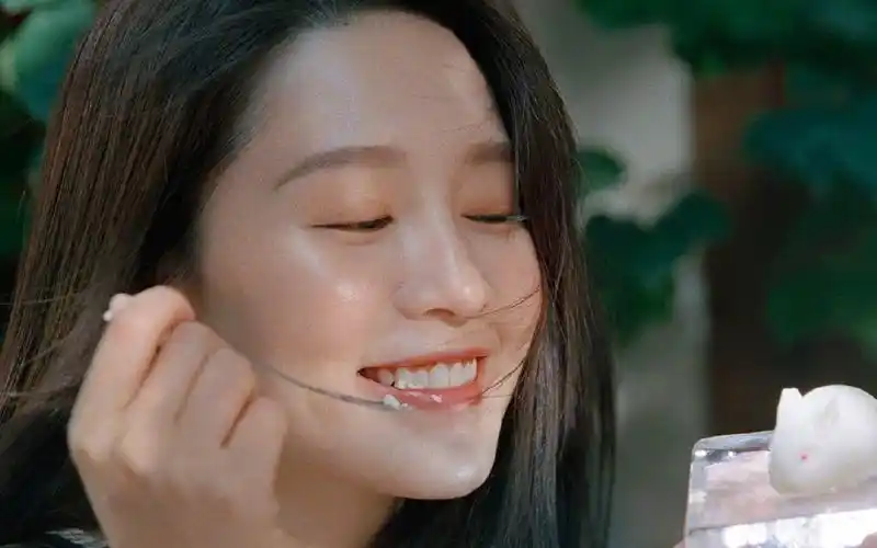 李沁清新森系写真桌面壁纸