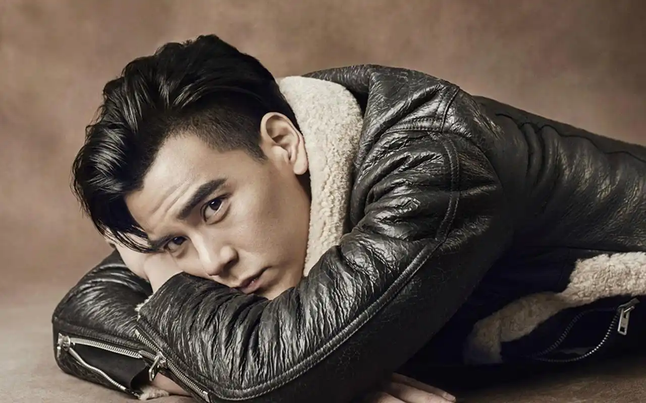 型男彭于晏早秋时尚写真图片桌面壁纸