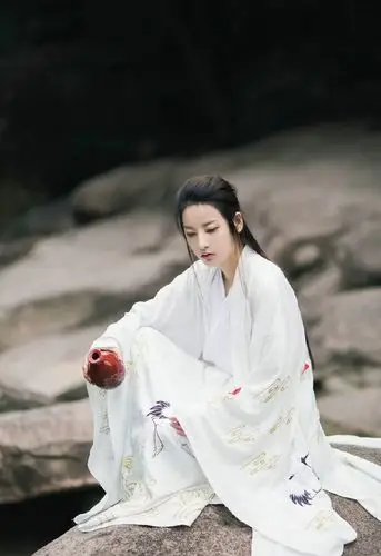 白衣古装妹子凭石饮酒