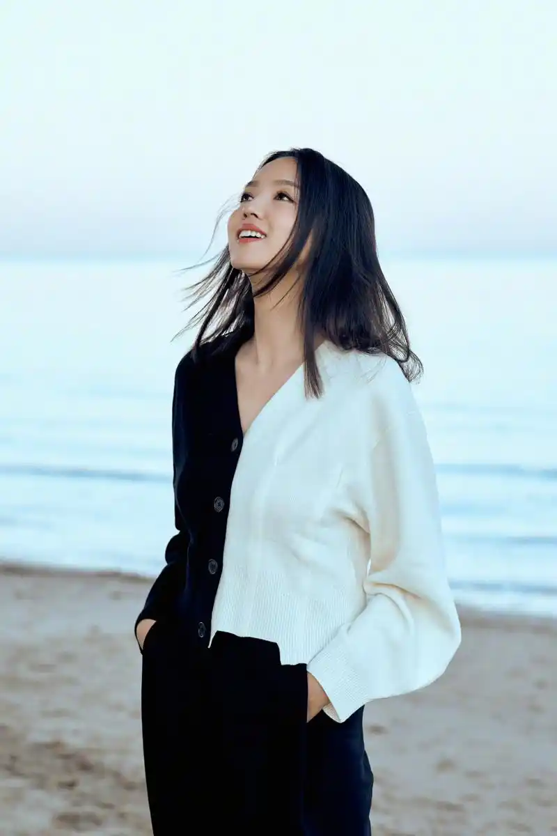 张梓琳可不止身材好,穿拼色针织衫配烟管裤,36岁还是初恋脸