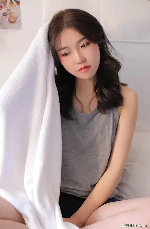 性感美女时尚写真美眉背心短裤慵懒随性自拍,清纯甜美可爱迷人