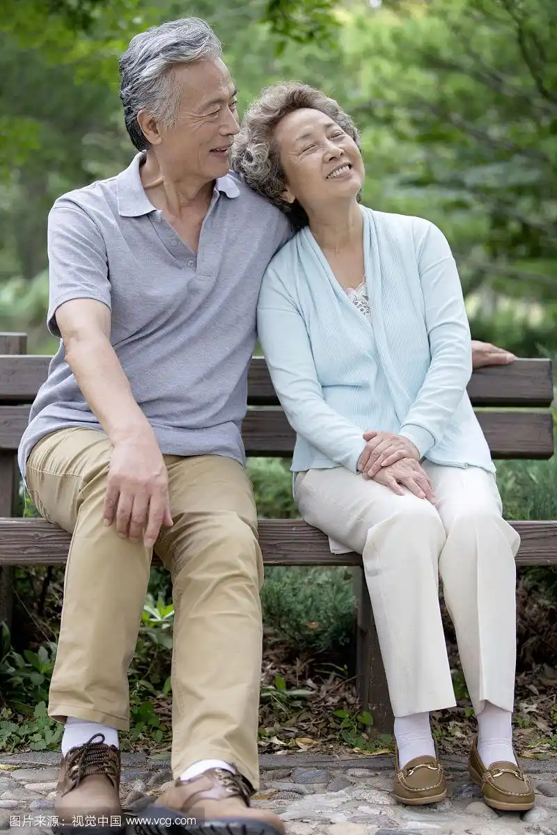 坐在椅子上依偎在一起的老夫妻