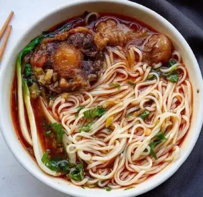 易烊千玺吃面图