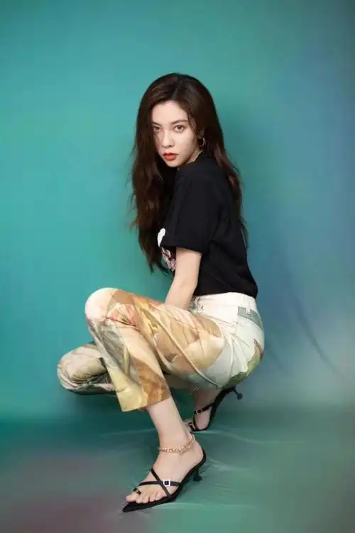 67宋妍霏身穿九分长裤搭配黑色t恤更显利落帅气