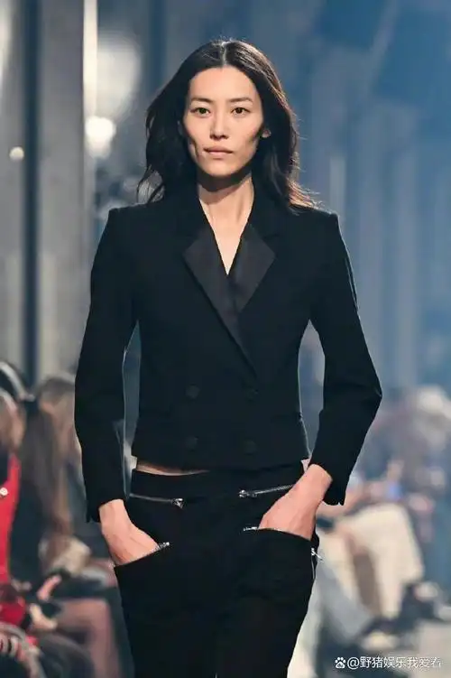刘雯巴黎走秀图,真的是骨感极美女啊,你感觉好看吗