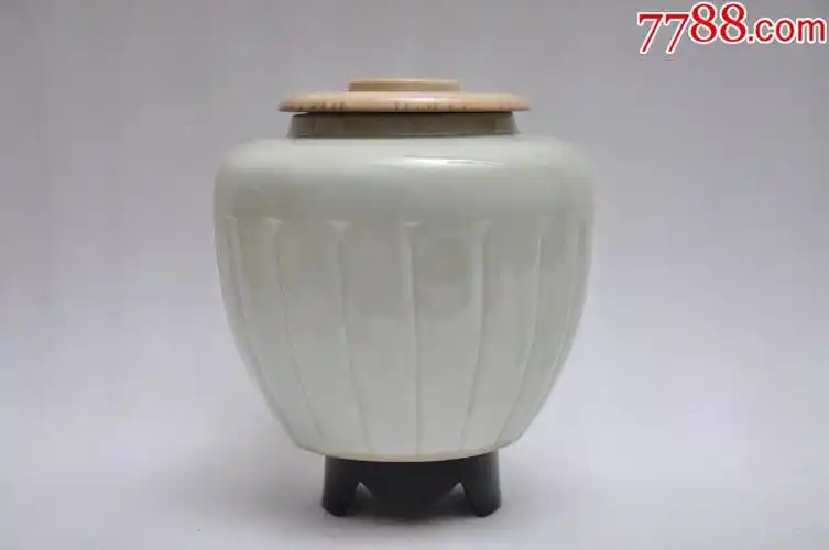 清末民窑青瓷瓜棱罐