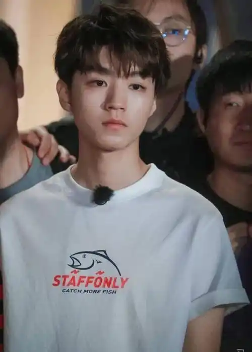 原创原创19岁王俊凯躲在车里哭到抽泣黄晓明也心酸落泪原因有点无奈