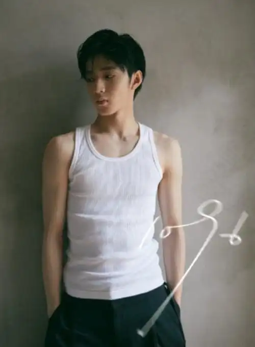 刘耀文背心湿发造型##刘耀文夜色港风大片##时代少年团蜕变三周年