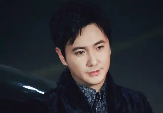 沈腾号称自己曾是"军艺校草",年轻时沈腾是真帅,骨子里很清高.