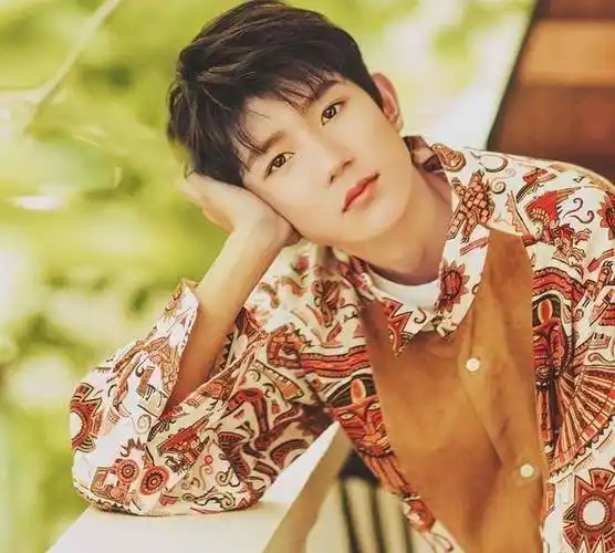 可在禁止吸烟的公众场所,吞云吐雾,这个行为确实欠妥,所以王源遭到