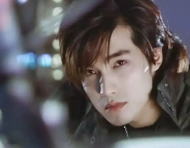 警方突袭贺军翔家,拿走证据,知情人曝:疑在夜店舌吻女生被提告