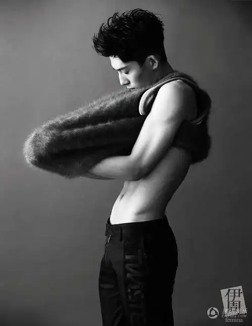 高清井柏然杂志大片曝光裸上身秀完美人鱼线