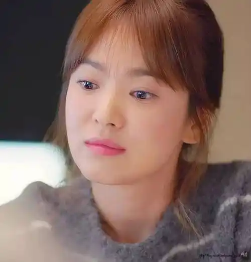 75也可在两侧留出部分碎发打弯如果将头发束成马尾好看的"八字刘海"