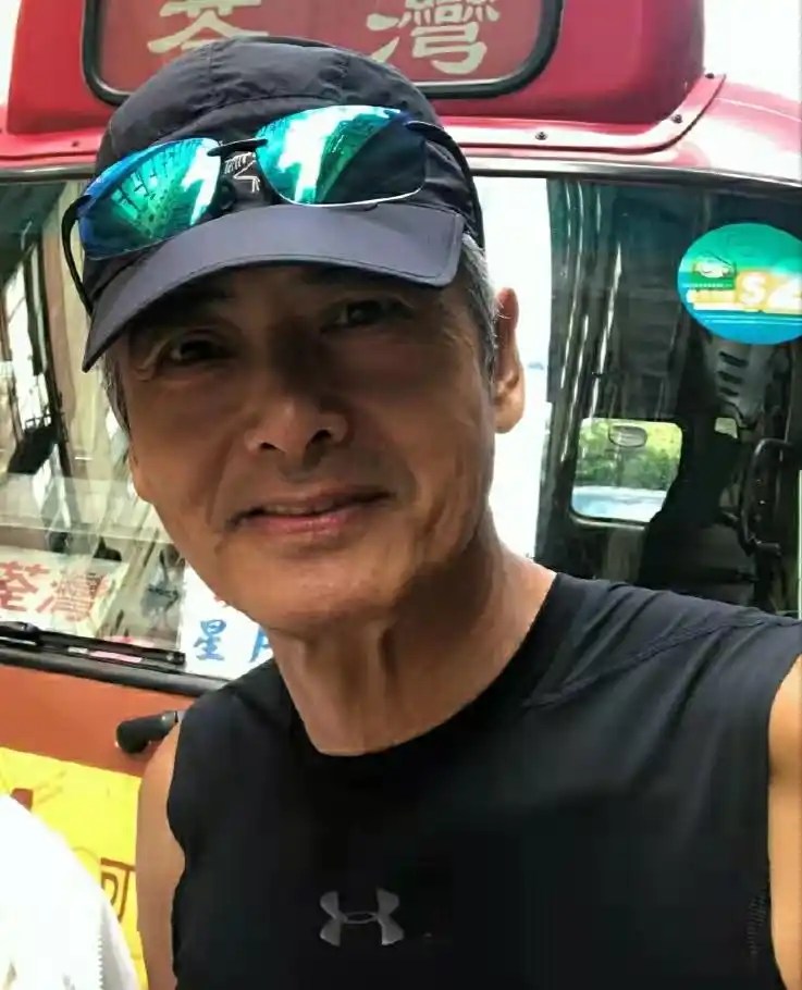 谭咏麟晒周润发近照,67岁周润发白发显沧桑,穿百元背心打扮有型