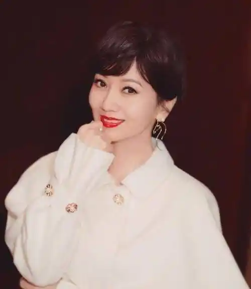 原创65岁赵雅芝一身橘黄穿搭格外青春翘起的马尾活力满满