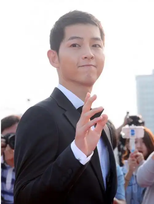 宋仲基剪短头发造型清爽变身元气骚年