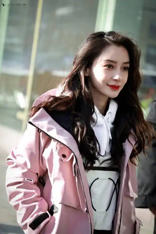 照片中运动装搭配粉色外套加波浪发型,甜美又可爱