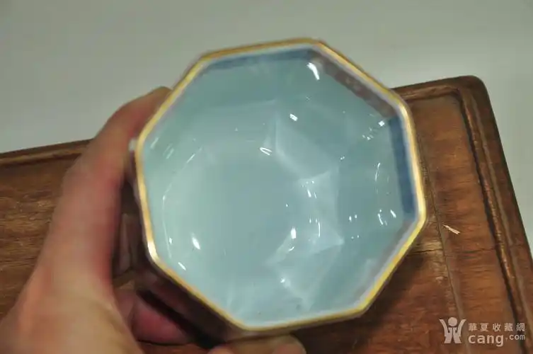 拍品描述 日本有田烧名家林九郎作品,尺寸;高9.2厘米 直径8.