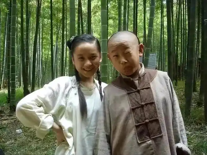 看着家中伤心的父母,尽管他在学校已经承受了同学们的霸凌,却依然努力