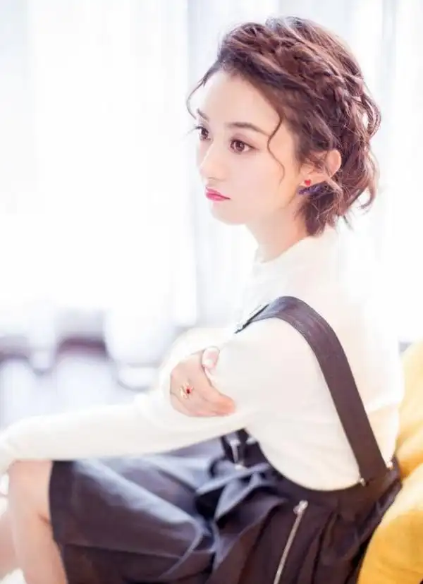 赵丽颖尝试新造型 小卷毛短发可爱灵动