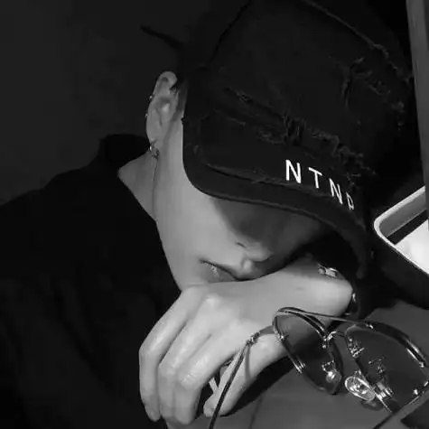 网红真人帅气男生黑白头像图片,蹉跎了最好的光阴