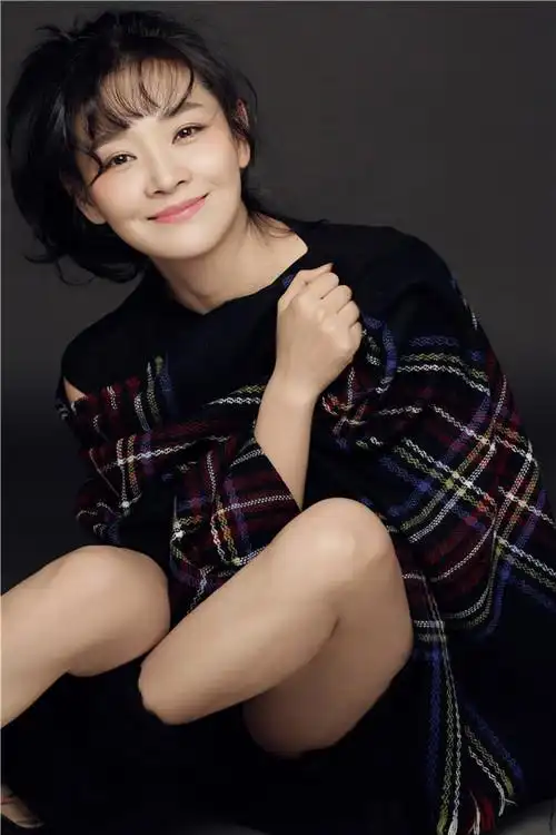 美呆王维维笑容治愈苹果辫展少女感