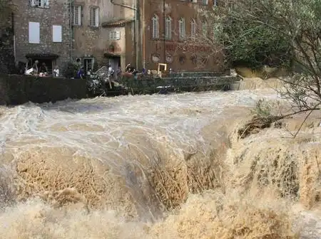 梦见发洪水好不好做梦梦到发洪水时朋友掉进水里