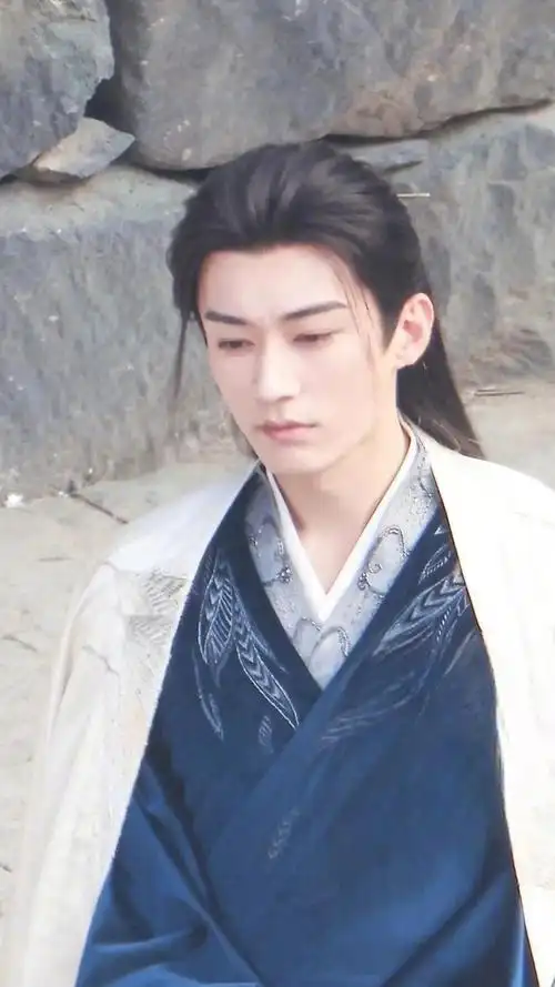 刘学义的古装造型运这回终于要翻身了吧黑色清冷,白色俊俏,红色明艳