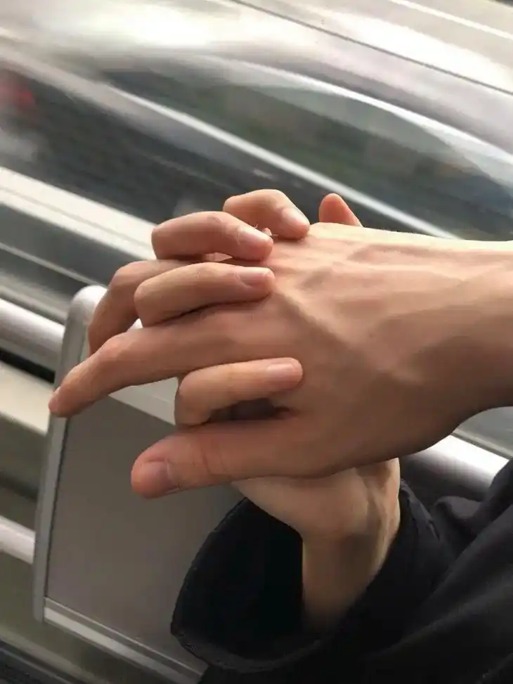 想看看两个男生的牵手照  #要和爱的人拍牵手照 #把手给我  - 抖音