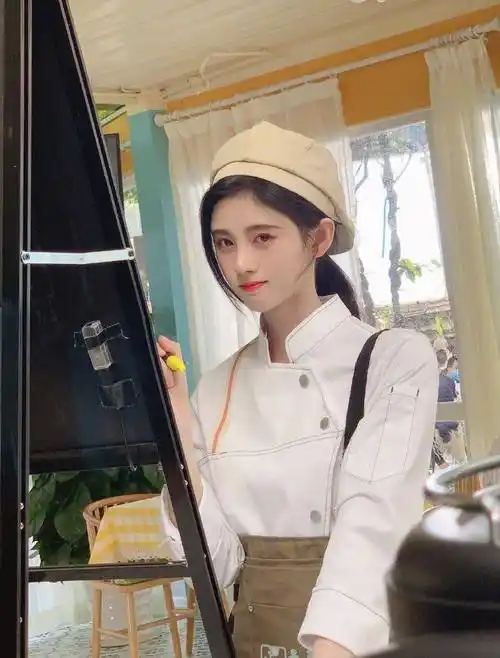 原创鞠婧祎穿厨娘装上街看清她腿长后确定身高有159cm