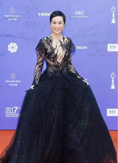 蒋雯丽也太会穿了吧,这种气质裙也就她穿着高级,普通人都不敢穿_镂空