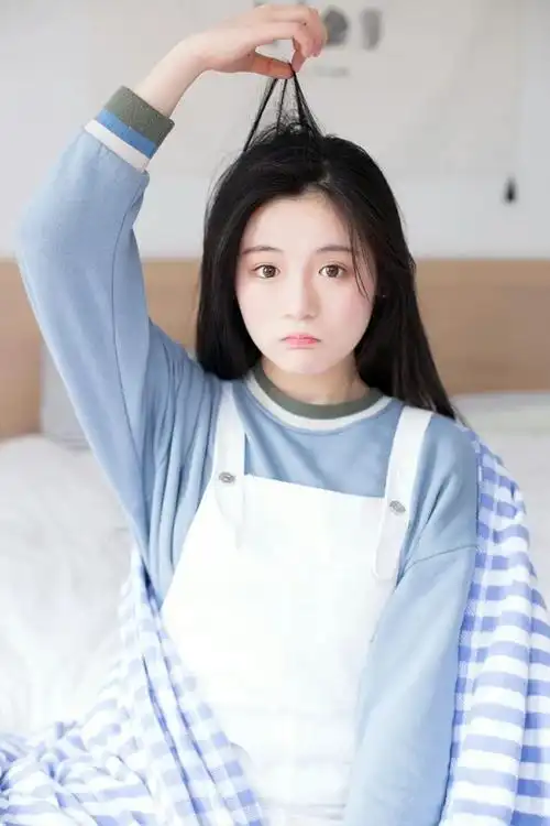 可爱调皮蓝色长衫女孩