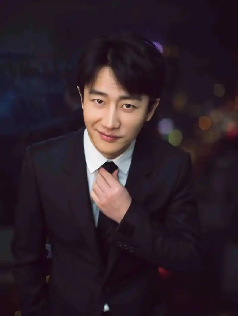 原创黄轩一个演员要接受自己正面负面阴暗面和不寻常的一面