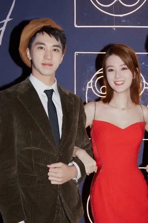 《我不能恋爱的女朋友》的幕后采访,可以看出许魏洲和乔欣二人私下