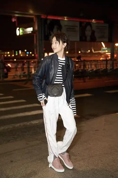 周冬雨街拍周冬雨凌晨收工现身机场