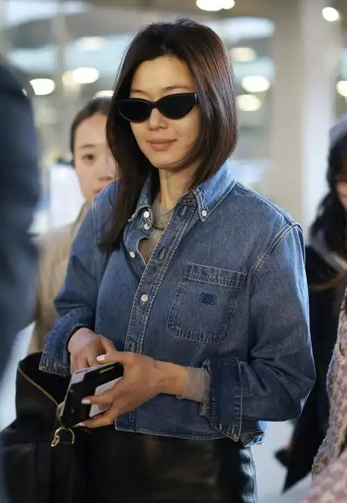 的想法: 全智贤回国 | 全智贤今日回国机场街拍,素颜也气场拉满,牛仔