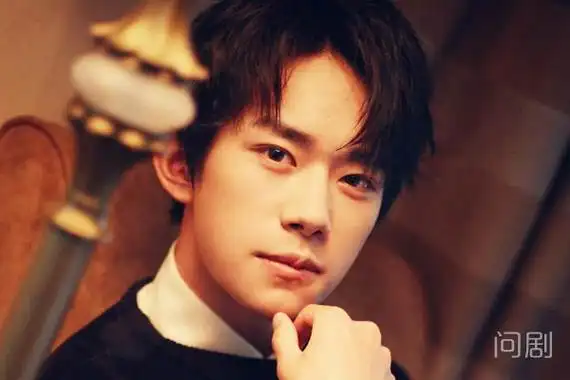 于是易烊千玺这个独一无二的名字诞生了;易为姓,烊为迎,包含着家乡的