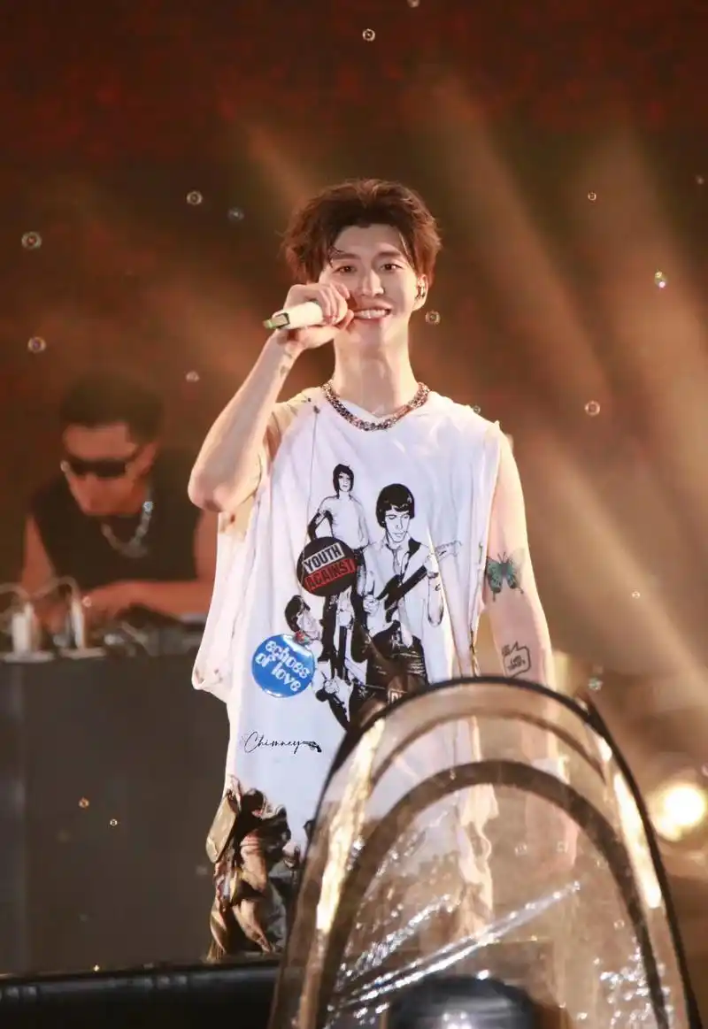 曾少年里面的杨澄,范丞丞真的很帅呢,蓝发真的绝