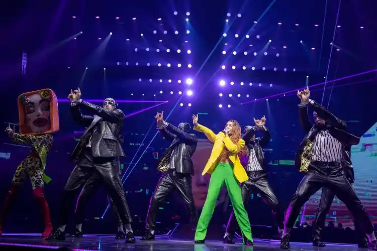 蔡依林披八公斤战袍再上uglybeauty演唱会舞台新歌starsalign现场首唱