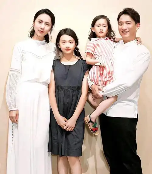 黄多多还参与了多次t台走秀,同台都还有王菲的女儿李嫣,两人参加巴黎