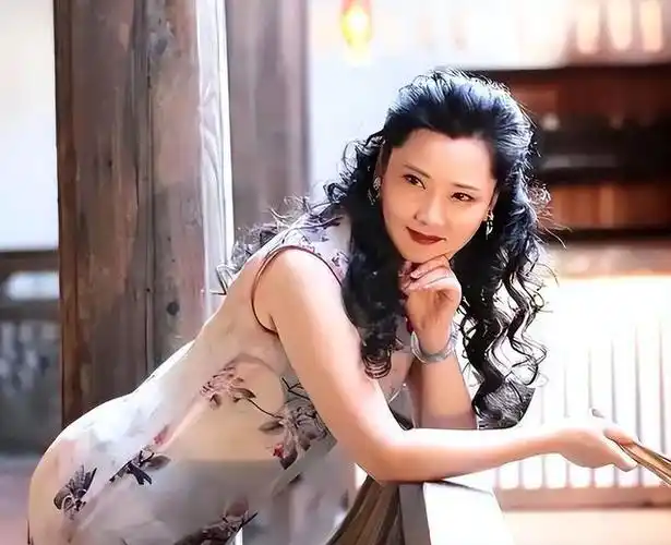 何赛飞和丈夫丁克10年愁坏婆婆35岁高龄产子全家乐开怀