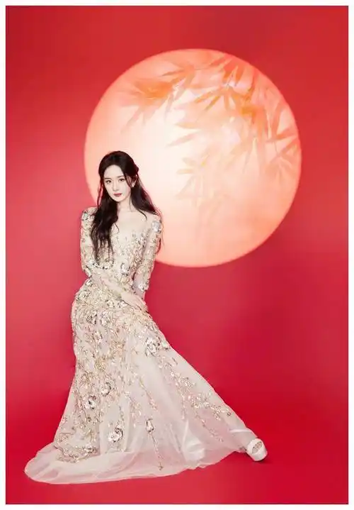 杨幂美貌惊艳!高定裙秀超模身材,嫩颜回春成少女_礼服_风格_写真