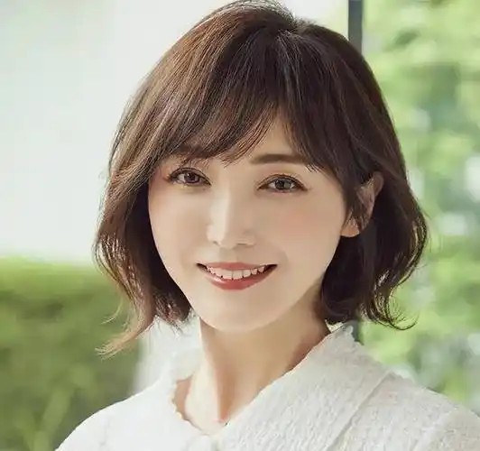 发型,因为它们不仅可以通过剪裁,色彩,烫发,打造摩登,优雅又减龄的