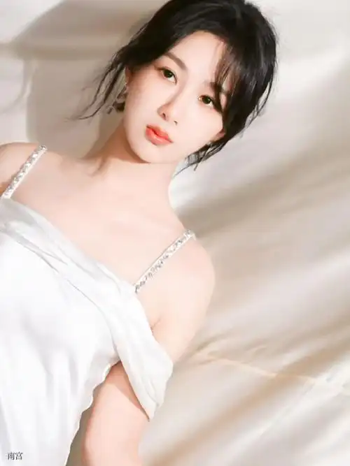 杨紫白色露背裙