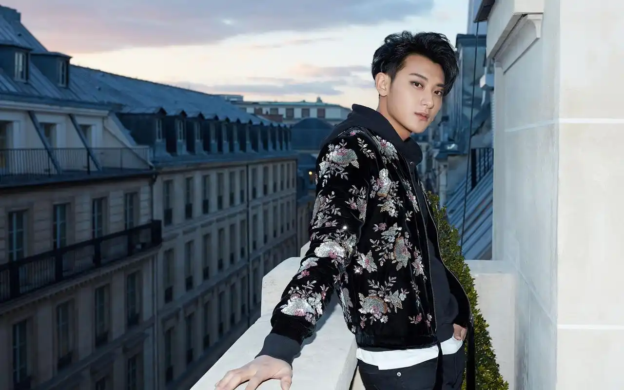 黄子韬刺绣夹克帅气写真高清壁纸