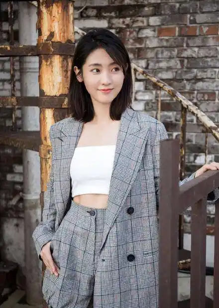 刑菲能出演甜宠剧也是有她自身的优势,甜宠剧一般讲究"身高萌",与女主