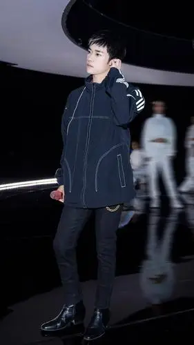 易烊千玺彩排私服一裳,商务休闲风好贵气