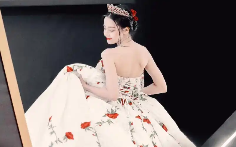 迪丽热巴这件玫瑰婚纱高定穿在热巴身上相辅相成而模特却是衬托了衣服