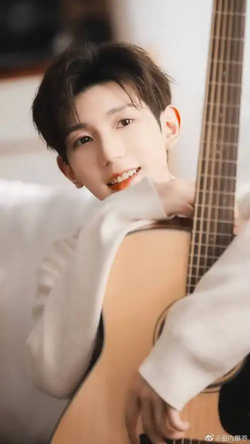 王源暖冬羽毛大片#寒冷的冬天看到王源的笑容就会有些温暖啦