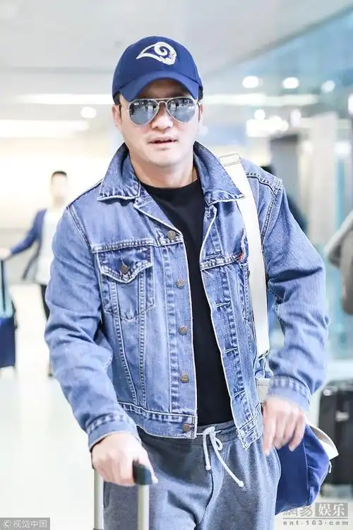 吴京休闲装低调现身 双下巴抢镜萌态十足